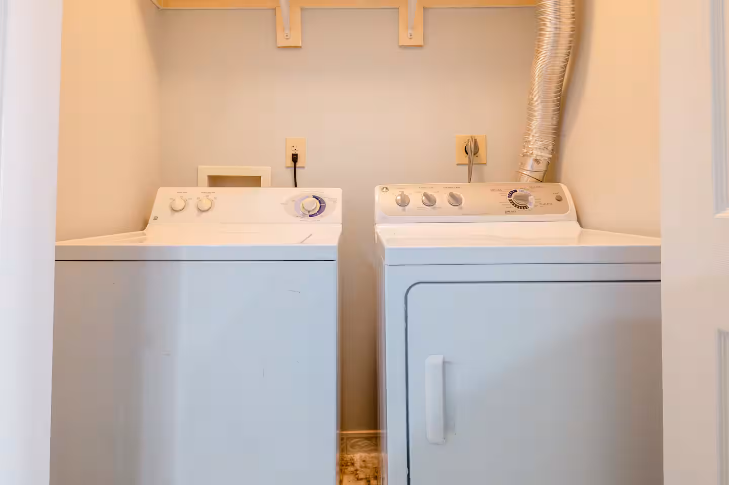 Lake House near Lydia Mountain - thumbnail 13